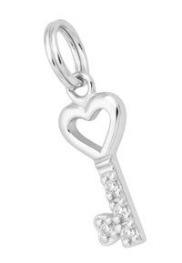 Charm a forma di chiave d'argento con un intaglio a forma di cuore, superficie liscia e pietre decorative lungo il gambo, dotato di un attacco ad anello.
