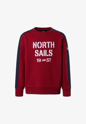 Roter Sweatshirt mit seitlichen Navyblau-Panels. Verfügt über großen weißen "NORTH SAILS"-Text, das Jahr "1957" und ein kleines Logo am Ärmel.