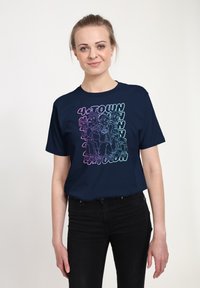Granatowa koszulka z krótkim rękawem z grafiką przedstawiającą pięć postaci z kreskówek oraz napisem "4 TOWN" w wielokolorowym gradiencie.