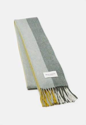 Écharpe en laine pliée avec des rayures grises, gris clair et jaunes, extrémités à franges et une étiquette blanche Marc O'Polo.