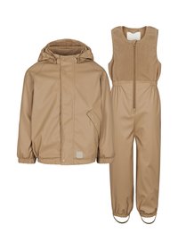 Giacca impermeabile beige con cappuccio e chiusura a scatto, abbinata a salopette senza maniche beige con zip frontale e vita elastica.