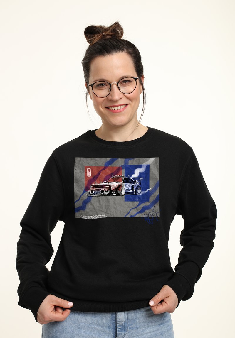Felpa nera con una grafica colorata di un'auto, con accenti rossi e blu e disegni astratti su uno sfondo grigio.