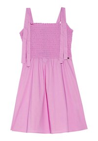 Vestido rosa sin mangas con corsé fruncido, tirantes anchos atados en lazo y falda acampanada.
