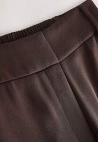 Next REGULAR FIT - ELASTIC BACK WIDE  - Pantalon classique - chocolate brown