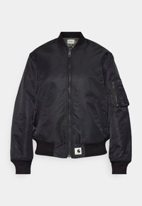 Zwarte bomberjack gemaakt van glanzende stof, met een voorrits, geribde manchetten en een ritsvak op de linkermouw.