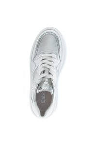 Silberne Leder-Sneaker mit weißen Schnürsenkeln und einem strukturierten silbernen Akzent. Abgerundete Spitze und gepolsterte Sohle. Markenlogo innen sichtbar.