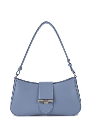 Borsa a tracolla di pelle azzurro chiaro con forma curva, chiusura a doppio ribaltimento con hardware metallico e una sola tracolla regolabile. Texture liscia in tutto.