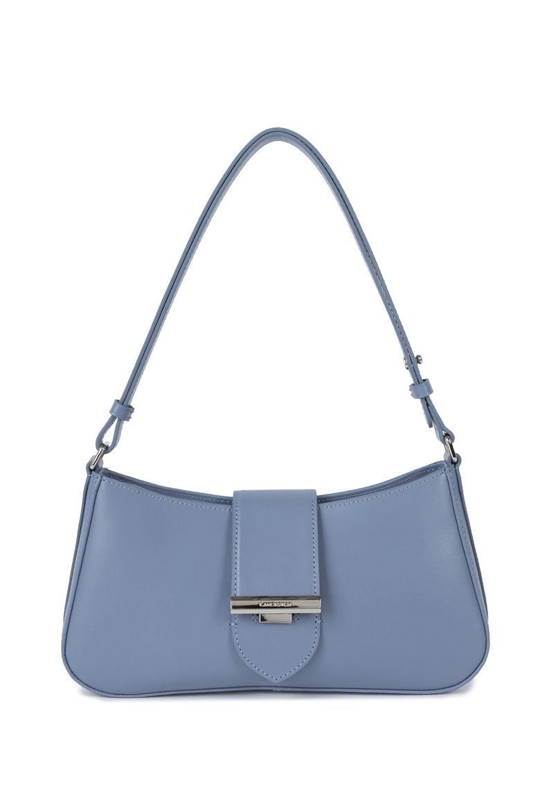 Sac à main en cuir bleu clair avec une forme courbée, une fermeture à rabat avec quincaillerie métallique et une seule sangle ajustable. Texture lisse dans l'ensemble.