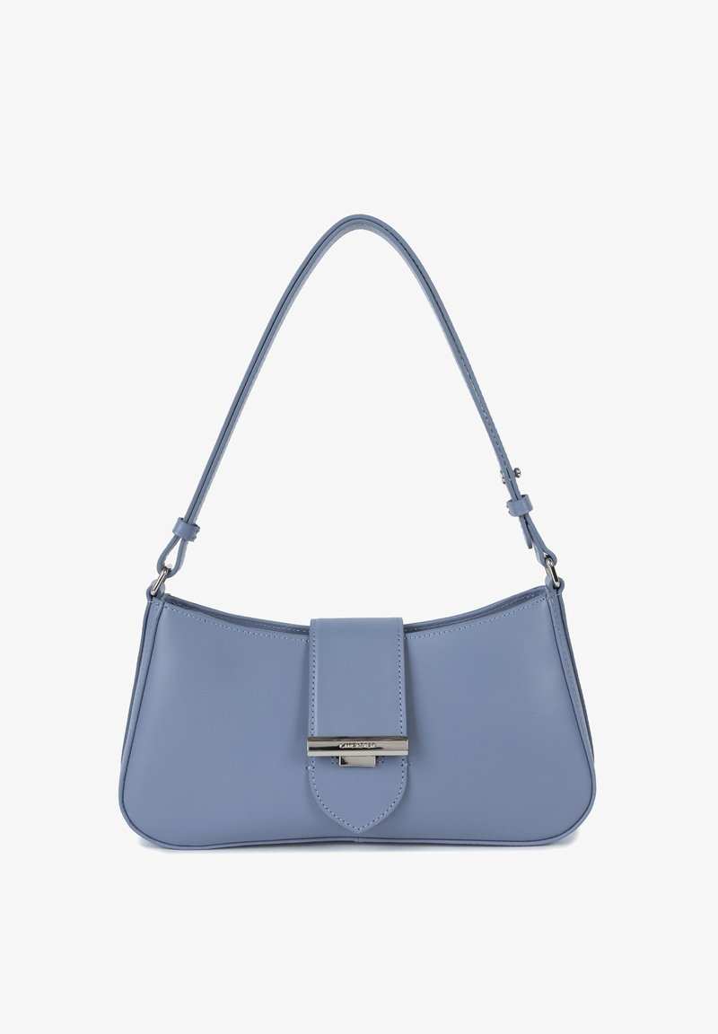 Borsa a tracolla di pelle azzurro chiaro con forma curva, chiusura a doppio ribaltimento con hardware metallico e una sola tracolla regolabile. Texture liscia in tutto.