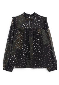 Schwarz gemusterte Bluse mit Rüschensaum; verschiedene Stoffpatches mit floralen, Herz- und gepunkteten Designs. Lange Ärmel mit elastischen Bündchen.