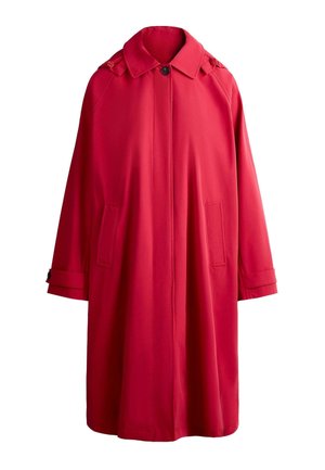 Lange rode trenchcoat met een kraag met knopen, verborgen knopen aan de voorkant, zijzakken en manchetriemen, getoond op een witte achtergrond.