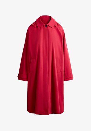 Dugi crveni baloner s ovratnikom s gumbima, skrivenim prednjim gumbima, bočnim džepovima i trakama na manžetama, prikazan na bijeloj pozadini.