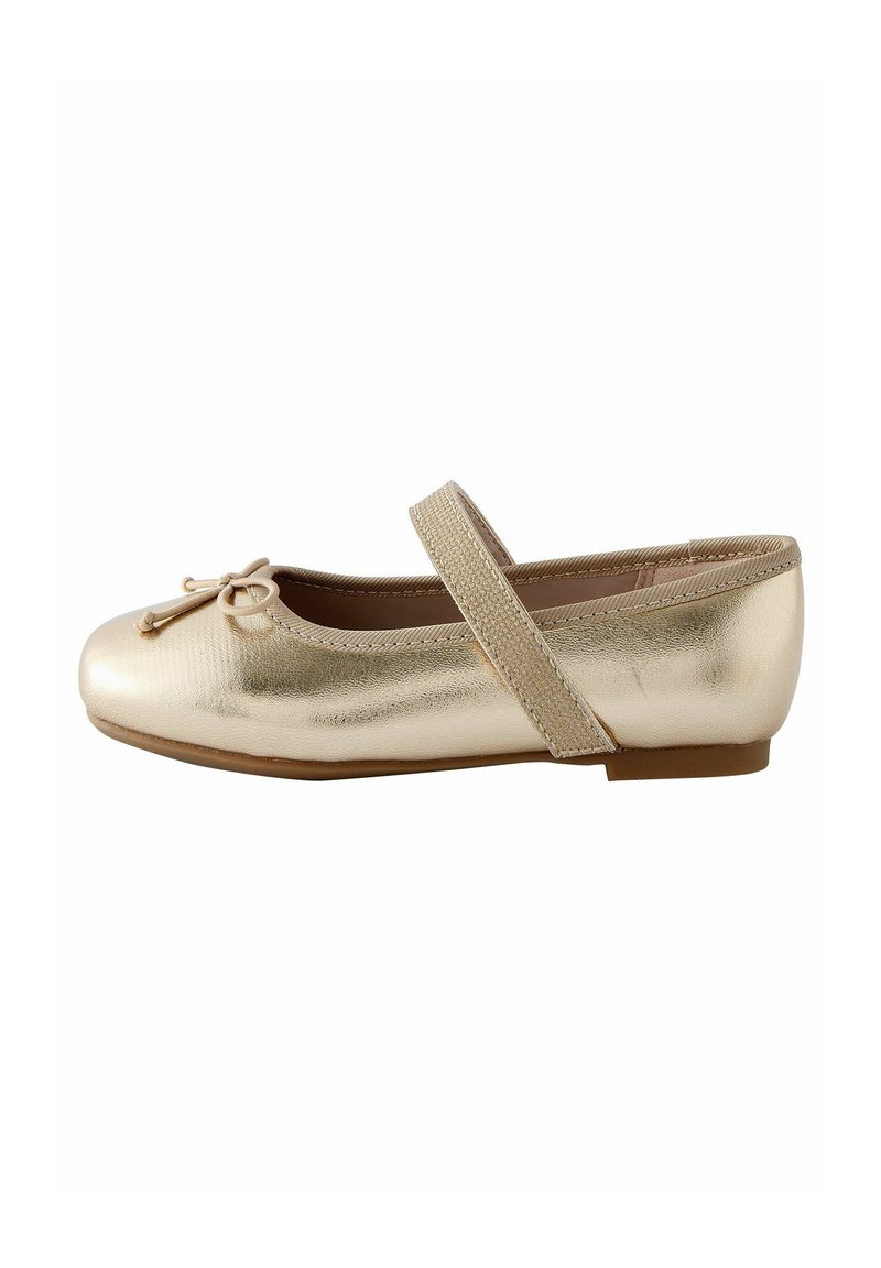 Ballerines plates en cuir métallique doré avec bout arrondi, détail de nœud cousu et sangle élastique. Texture lisse, talon bas et semelle flexible.