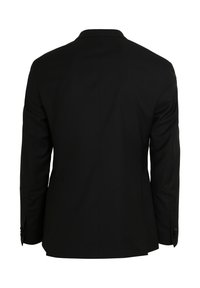 Zwarte blazer met een slank, op maat gemaakt ontwerp, zachte stof, gestructureerde schouders en een enkele vent aan de achterkant. Knoopmanchetten.