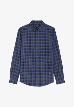 Koszula na guziki z długim rękawem w niebiesko-czarno-brązową kratę, z ostro zakończonym kołnierzem i kieszenią na piersi na białym tle.