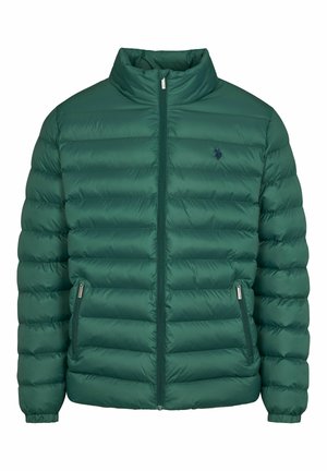 Zelená puff jacket s vysokým golierom, horizontálnym prešívaním, zipsom a bočnými vreckami. Hladká textúra a ľahký materiál.