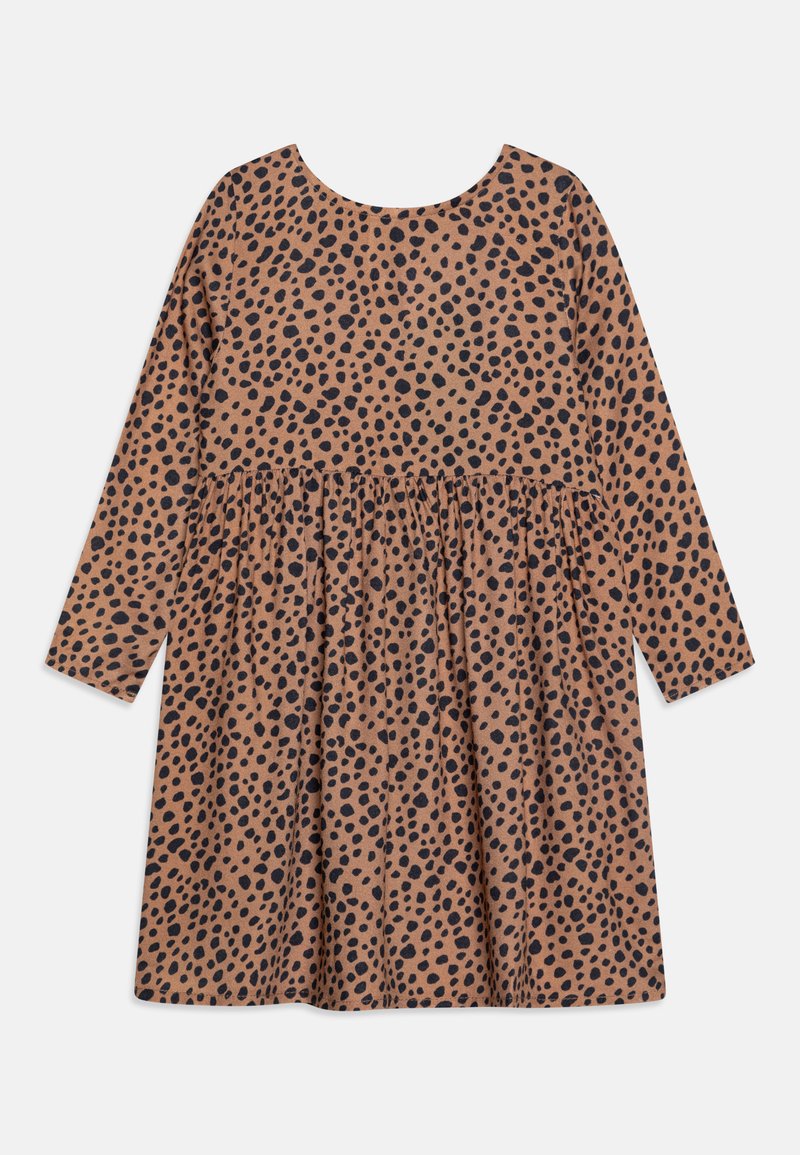 Braunfarbiges Langarmkleid mit schwarzem Leopardenmuster, mit gerafftem Bund und einem runden Halsausschnitt. Weiche Stofftextur.