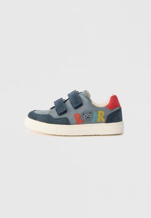 Sapatilhas azuis e cinzentas com duas tiras de Velcro, detalhe em vermelho, sola em borracha e um gráfico divertido "ROAR" com um design de leão na lateral.