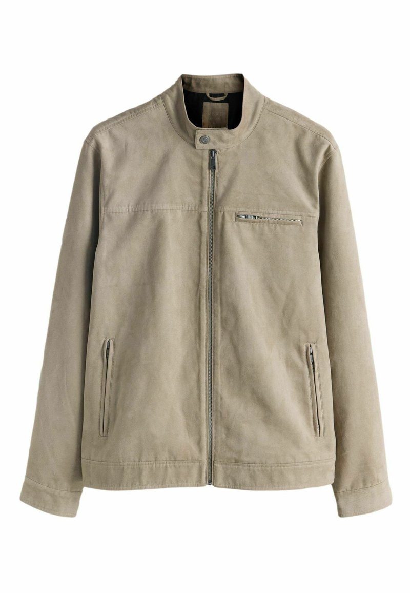 Giacca in suede beige con collo a listino, chiusura frontale con zip, una tasca sul petto e due tasche laterali con zip. Presenta linee pulite e una texture liscia.