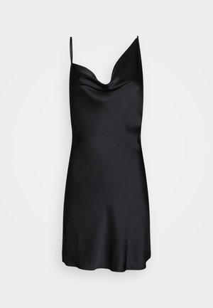 Robe nuisette en satin noir avec fines bretelles spaghetti et encolure drapée sur un fond blanc uni.