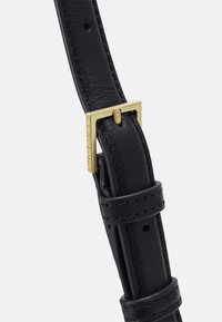 Sangle en cuir noir avec une boucle rectangulaire en or et plusieurs trous d'ajustement. Présente des sections texturées et lisses avec des détails de couture.