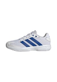 Baskets de sport blanches avec des rayures bleues, tige en mesh, fermeture à lacets et semelle en caoutchouc texturé, portant la marque "ADI_PRENE+" sur le côté.