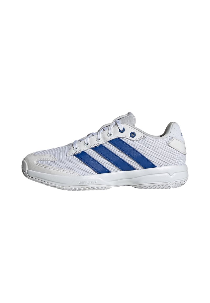 Baskets de sport blanches avec des rayures bleues, tige en mesh, fermeture à lacets et semelle en caoutchouc texturé, portant la marque "ADI_PRENE+" sur le côté.