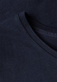 Laivastonsininen crew neck -t-paita, jossa on sileä, pehmeä rakenne. Varustettu ribatulla kauluksella ja saumattomalla ompelulla reunoilla kestävyyden takaamiseksi.