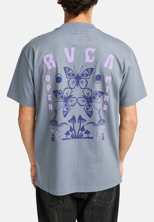 T-shirt en coton gris avec un grand motif au dos représentant des motifs de papillons violets et bleus, des champignons et le texte "OPEN MIND" avec des éléments décoratifs.
