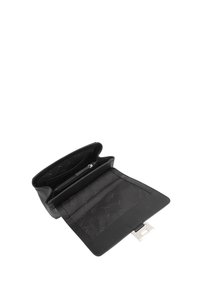 Zwarte leren tas met een gladde textuur. De binnenkant heeft een ritsvak en een satijnen voering, wat zorgt voor een georganiseerde indeling. Metalen sluiting.