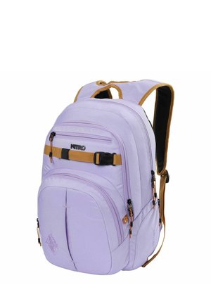 Sac à dos Nitro violet clair avec plusieurs compartiments zippés, bretelles réglables couleur beige et boucle en plastique noire à l'avant.