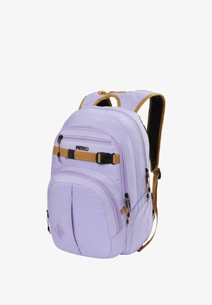 Sac à dos Nitro violet clair avec plusieurs compartiments zippés, bretelles réglables couleur beige et boucle en plastique noire à l'avant.