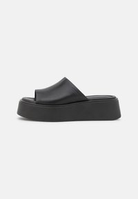 Sorte plattform sandaler laget av glatt syntetisk materiale, med åpen tå-design og avrundet front. Tykk, polstret såler.