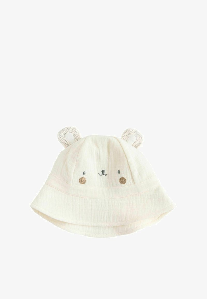 Cappello a secchiello in cotone bianco con design ricamato di una faccia di orso, accenti rosa cipria e dettagli testurizzati sulle orecchie, dotato di una tesa larga.
