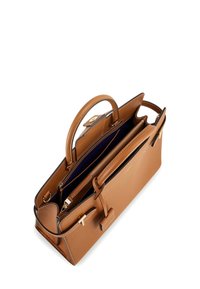Bolso de mano de cuero marrón con un diseño estructurado, asas dobles y compartimentos con cremallera. El interior presenta un forro azul oscuro.