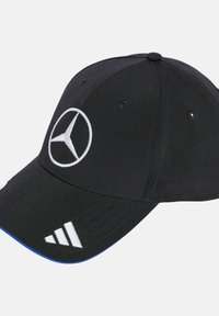Sort kasket lavet af stof med et hvidt Mercedes-logo på forsiden og hvide Adidas-striber på siden, samt en blå detalje på skyggen.
