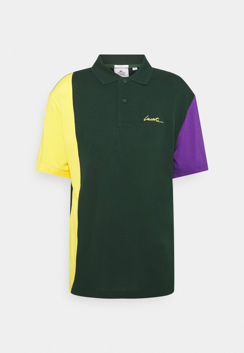 Polo à manches courtes présentant des sections vertes, jaunes et violettes. Col avec logo brodé jaune sur le devant.