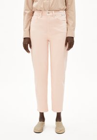 Pantalons en coton rose clair à taille haute, de conception unie, jambe droite et poches avant. Portés avec des chaussures beiges à enfiler.