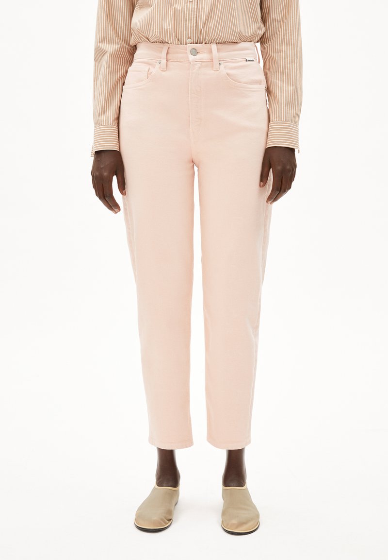 Pantalons en coton rose clair à taille haute, de conception unie, jambe droite et poches avant. Portés avec des chaussures beiges à enfiler.