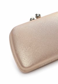 Borsa a mano metallica dorata con finitura texture, angoli arrotondati e due ganci metallici, caratterizzata da un rivestimento liscio e dettagli di cucitura.