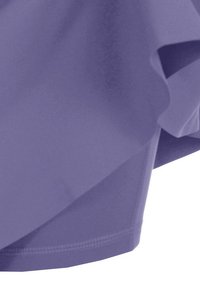 Paarse stoffen top met gelaagd ontwerp, voorzien van een soepele textuur en een asymmetrische zoom. Lichtgewicht materiaal lijkt ademend en casual.