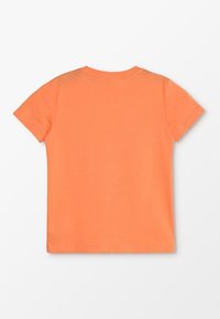 Camiseta de algodón de manga corta de color naranja plano, tumbada, mostrando el lado posterior con un escote redondo y costuras sencillas.