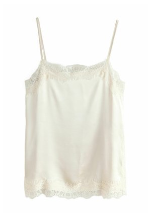 Krémová saténová kamizola s tenkými ramienkami a riasenou čipkovou lemovkou na výstrihu a spodnom okraji.