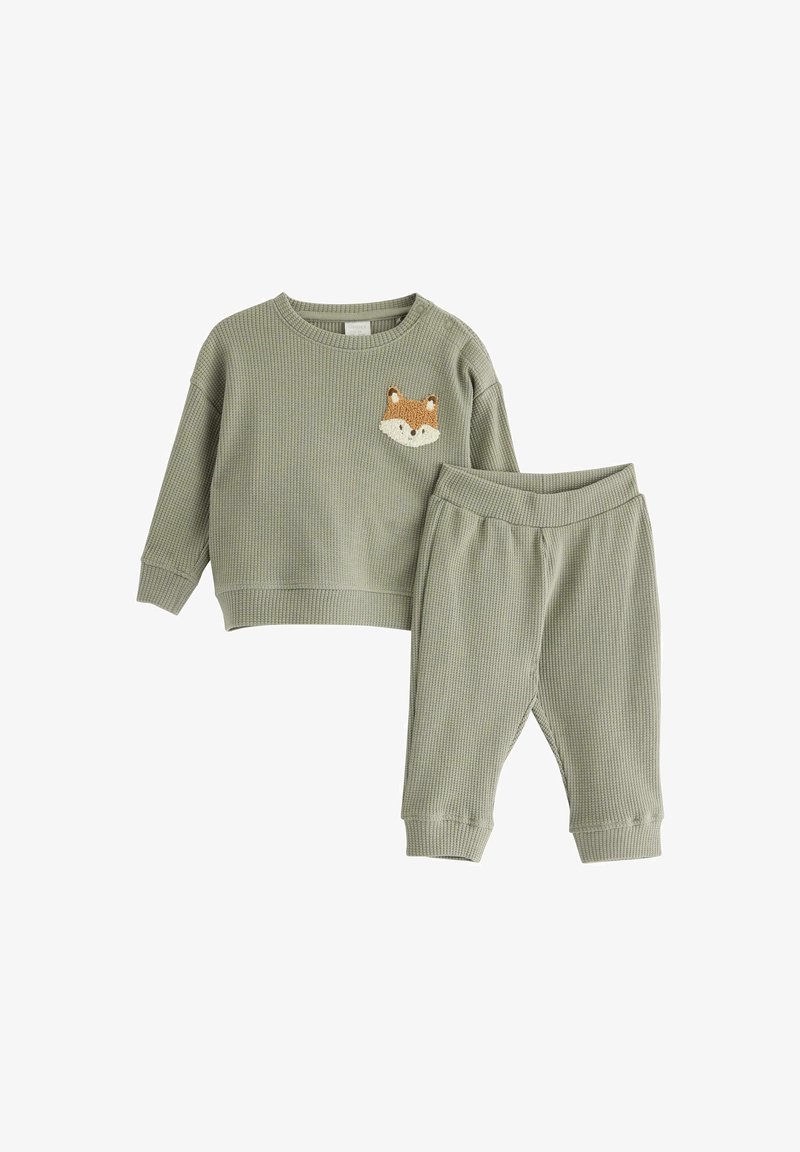 Groene geribbelde tweedelige set bestaande uit een langmouwtop met een applicatie van een vossenhoofd en een broek met elastische taille en geribbelde manchetten.
