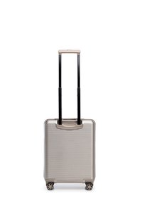 Hartschalenkoffer mit silberner Metallic-Oberfläche, horizontal geriffelter Textur, ausziehbarem Griff und vier schwarzen Drehrollen.