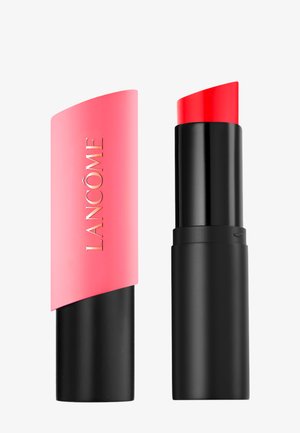 Rød læbestift med sort bund og pink låg med "Lancôme" i gyldent bogstavtryk, vist side om side på hvid baggrund.