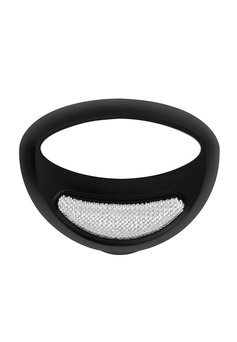 Bague noire avec un exterior lisse et une forme courbée, dotée d'un insert en maille argentée texturée au centre.
