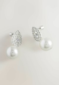 Hõbedatoonilised kõrvarõngad, millel on pisara kuju disain, kaunistatud selgete sädelevate kividega, mille all ripub suur valge pärl.