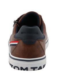 Baskets en cuir synthétique marron avec un accent bleu marine au talon, une semelle blanche et un détail rayé rouge/blanc/bleu. Présentent une fermeture éclair à l'arrière.