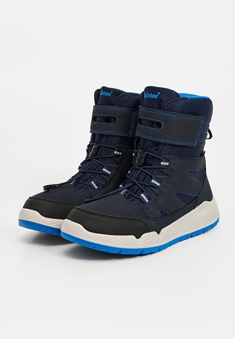 Ein Paar marineblaue High-Top-Sneaker mit schwarzer Zehenkappe, blauen Sohlen, Schnürungen und verstellbaren Klettverschlüssen.